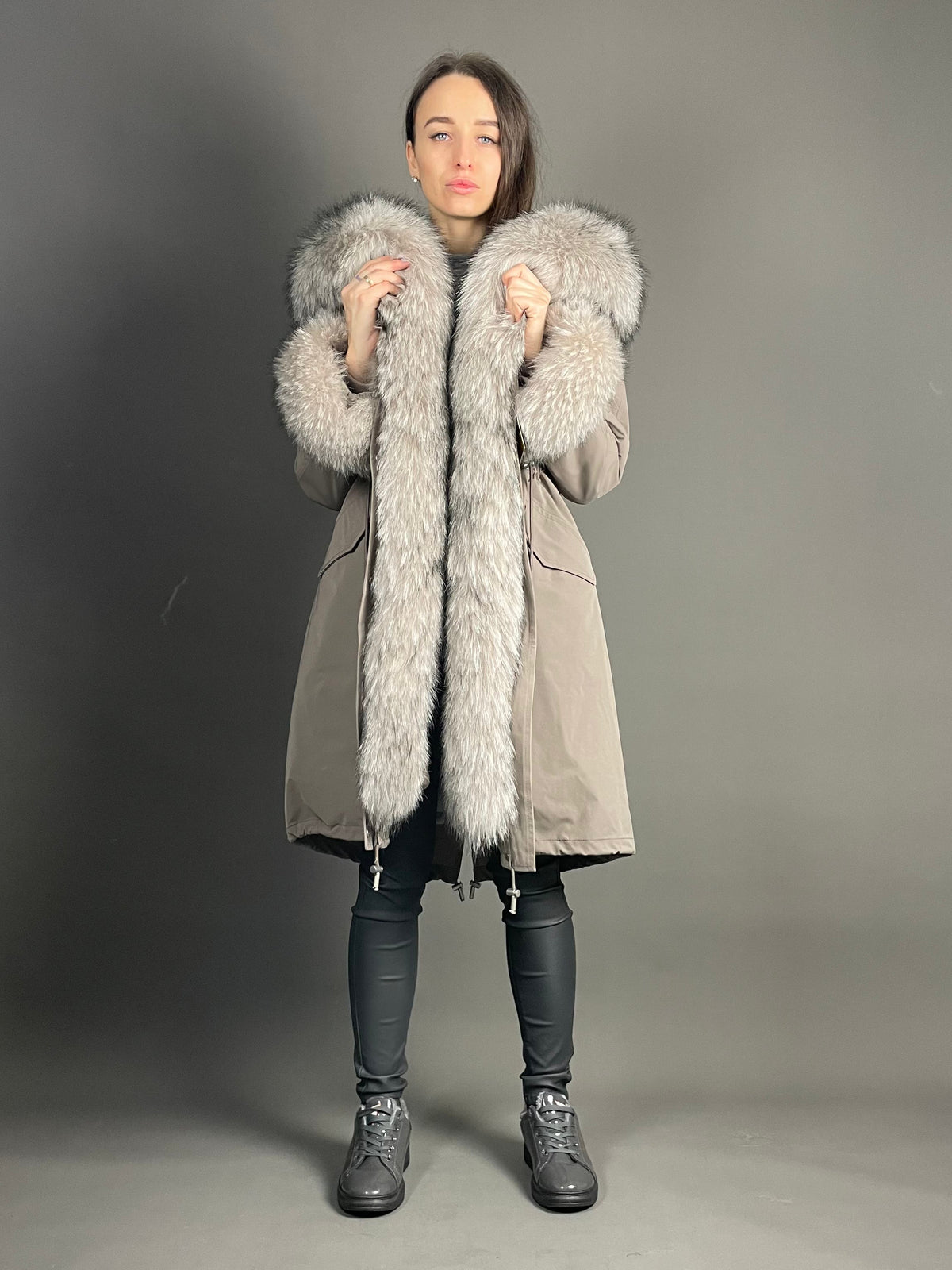 Parka LUX cappuccino com pelo de guaxinim, 103 cm