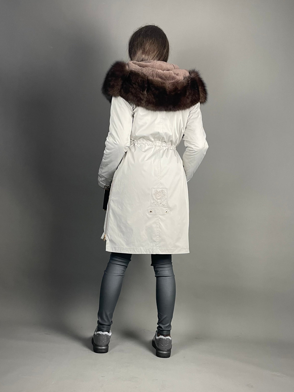 Parka LUX grise à fourrure marron, 95 cm