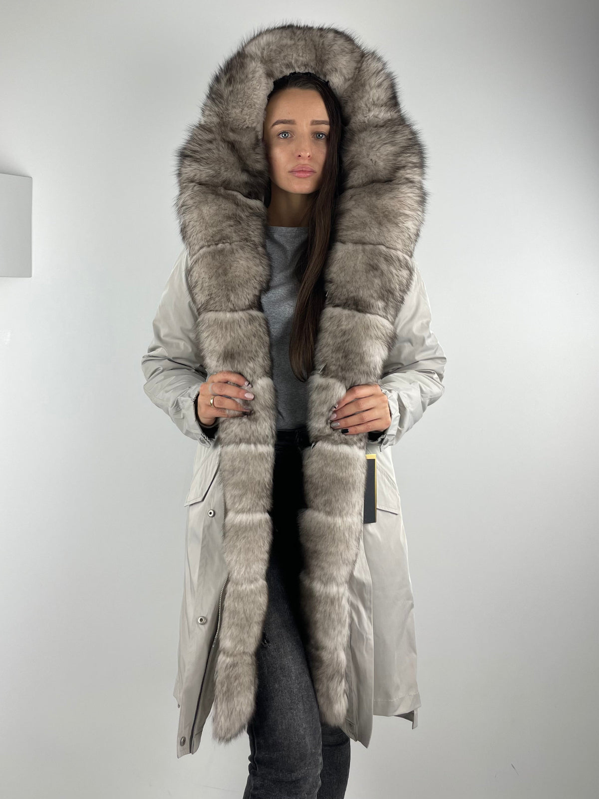 Parka LUX in Hellgrau mit schwarz-weißem Fell, 95 cm