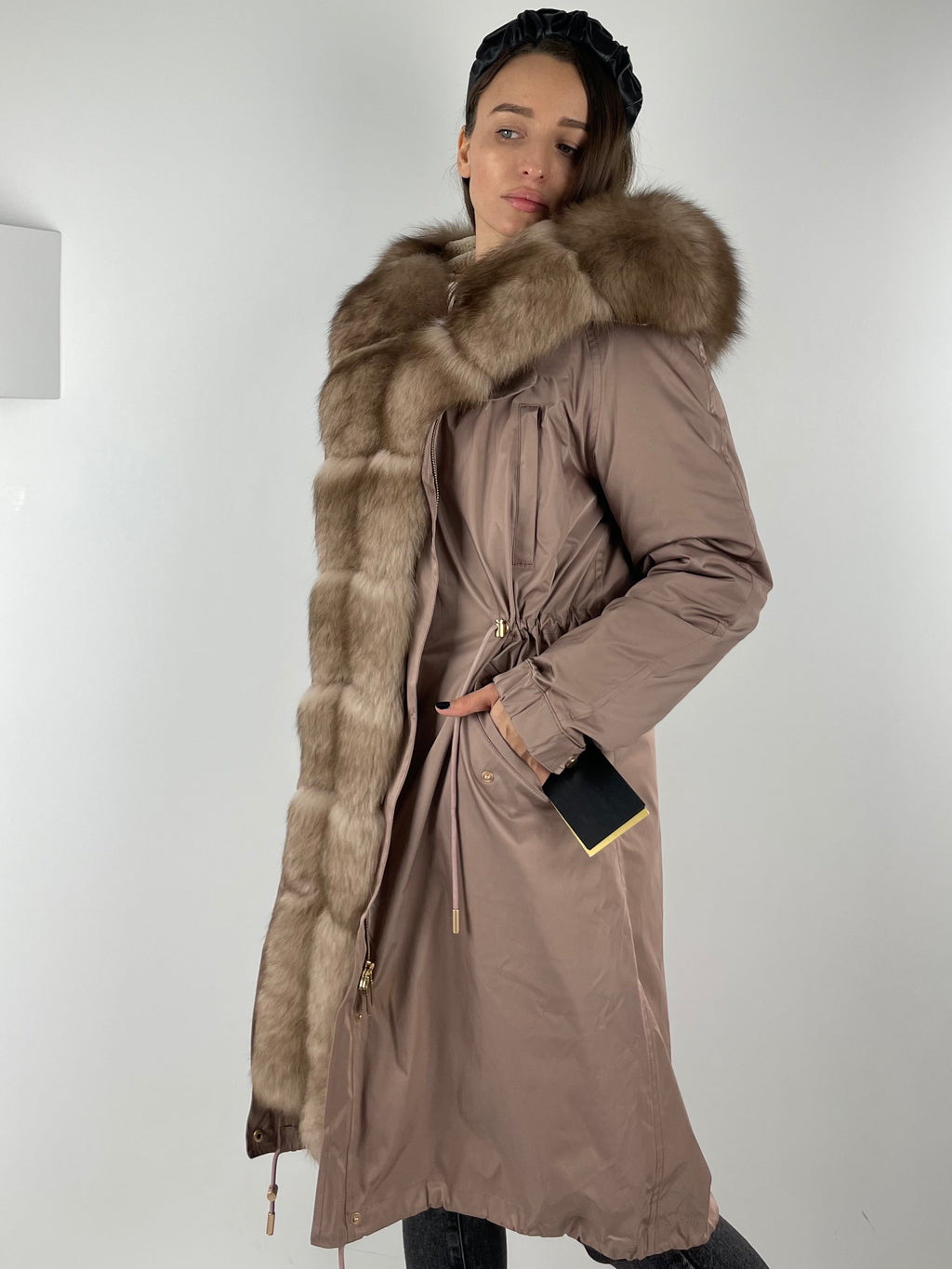 Parka LUX rosa cipria con pelliccia bianca e gialla, 103 cm