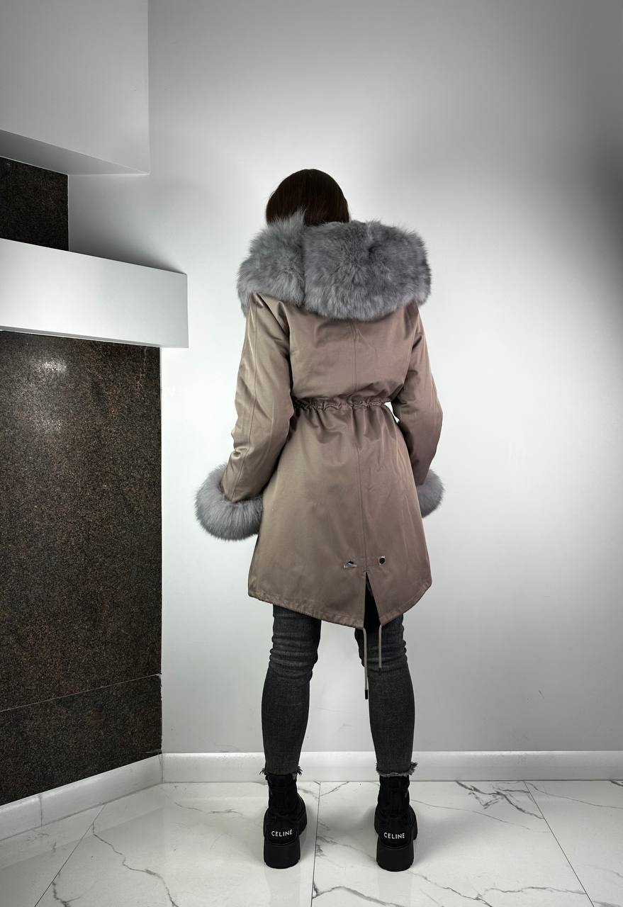 PARKA Baltic Classic kapučīno ar pelēku artic kažokādu un oderi Rex truša kažokāda sievietēm 95 cm