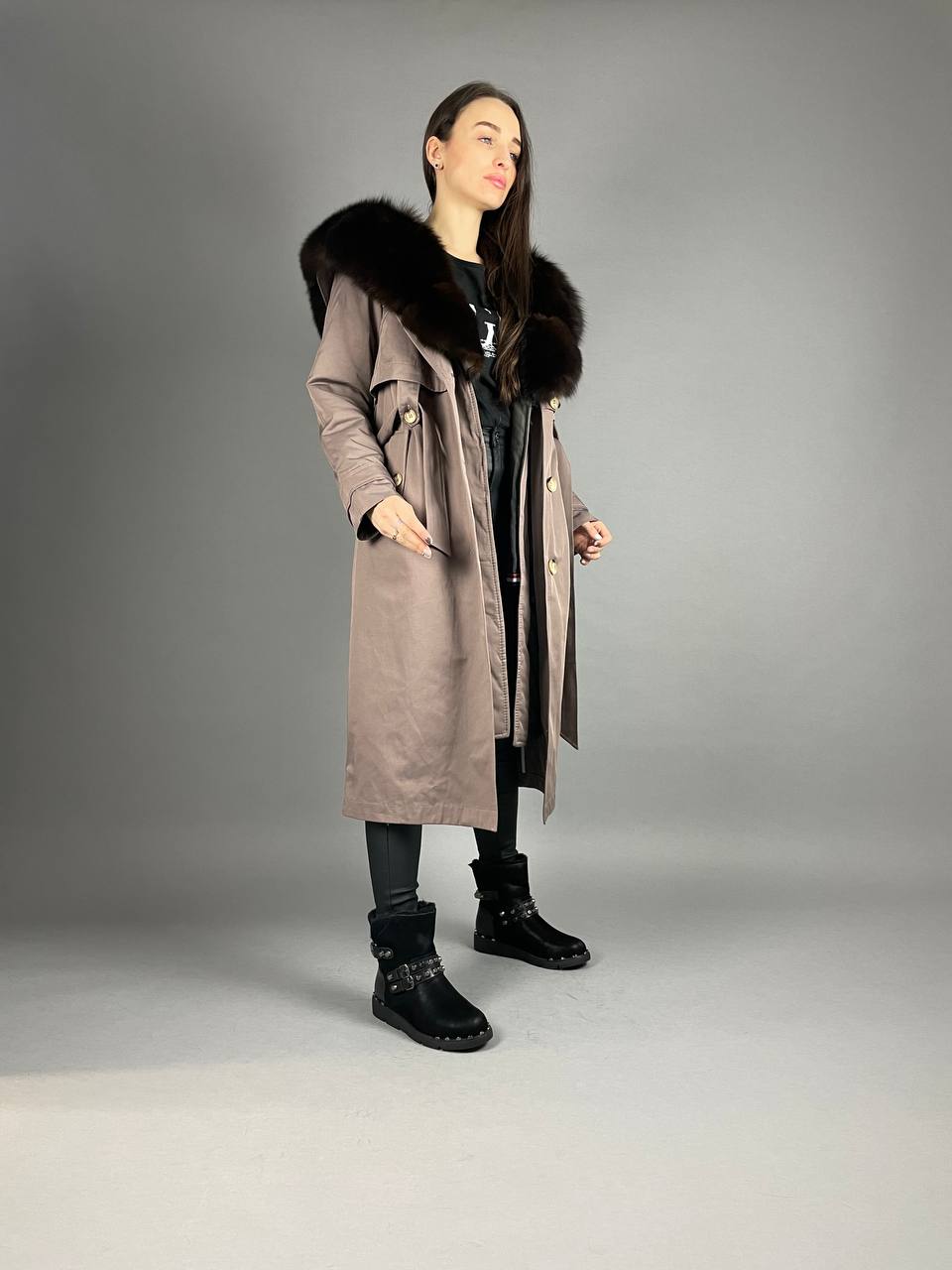 PARKA-TRENCH Baltic Cappuccino ar brūnu Artic kažokādu un linu Rex truša kažokādu sievietēm 110 cm