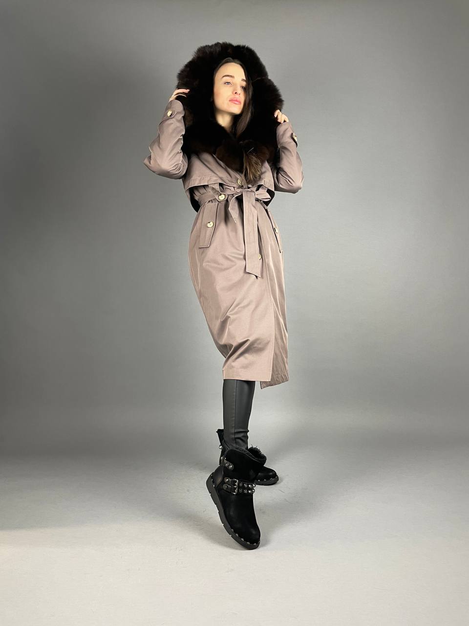 PARKA-TRENCH Baltic Cappuccino ar brūnu Artic kažokādu un linu Rex truša kažokādu sievietēm 110 cm