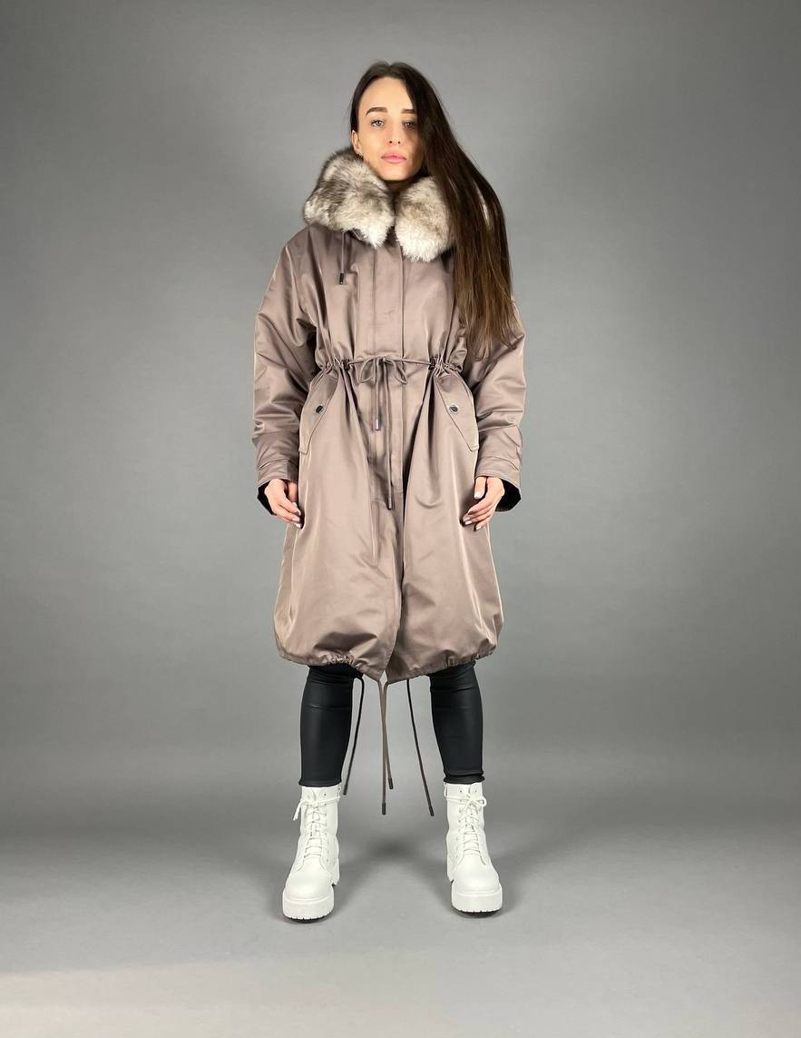 Parka Baltic Classic Cappuccino ar smilškrāsas Artic kažokādu un oderi Rex truša kažokāda sievietēm 110 cm