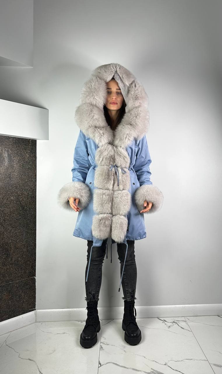 Parka Baltic Classic Gaiši zils ar Grey Artic kažokādu un oderi Rex truša kažokāda sievietēm 95 cm