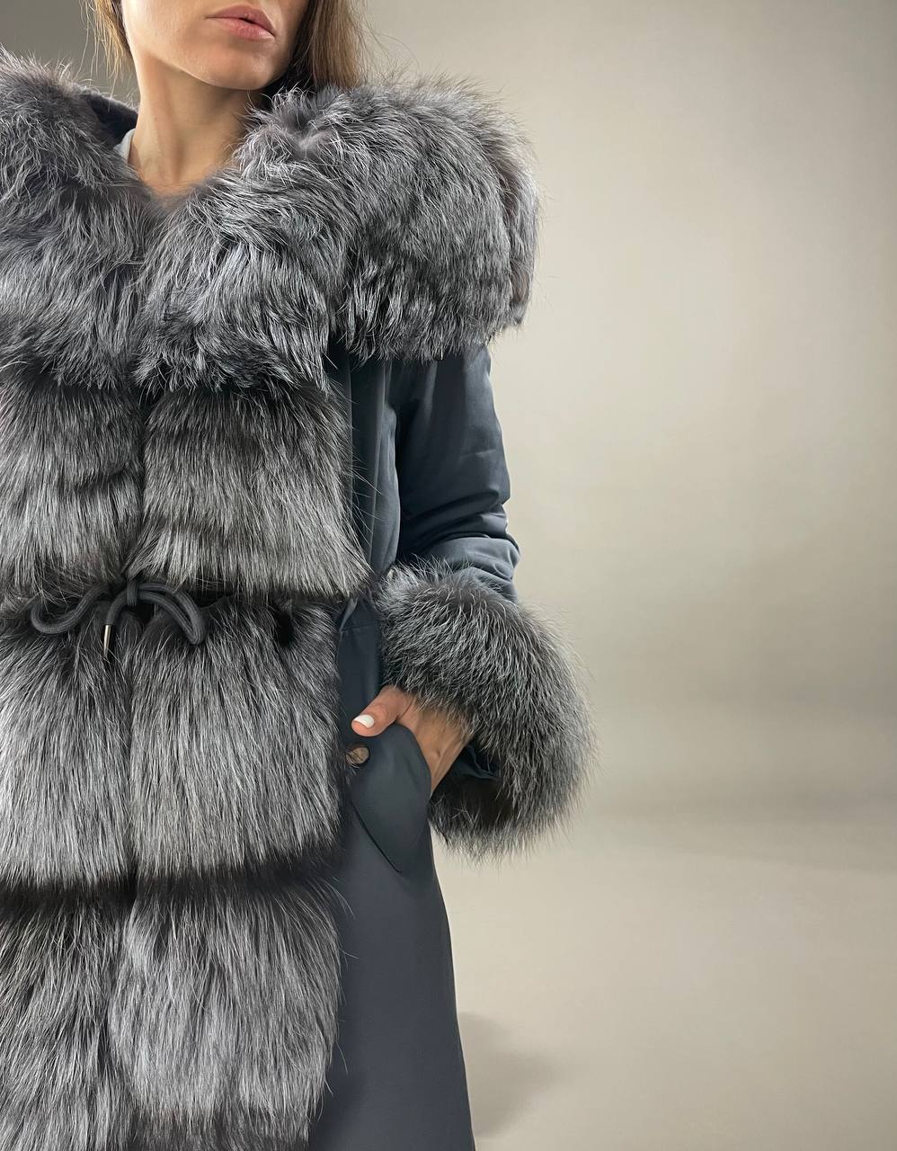 Parka Baltic Classic Gaiši zils ar Sudraba lapsas kažokādu un oderi Rex truša kažokāda sievietēm 105 cm