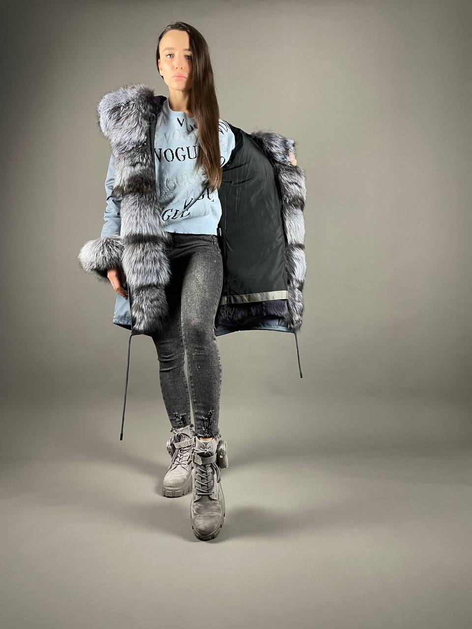 Parka Baltic Classic Gaiši zils ar Sudraba lapsas kažokādu un oderi Rex truša kažokāda sievietēm 105 cm