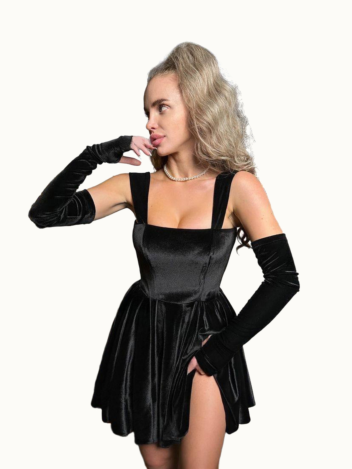 Miniabito in velluto con corsetto e guanti